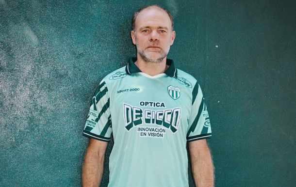 Laferrere presentó su nueva camiseta con un histórico actor de Okupas: Vos sos un pancho
