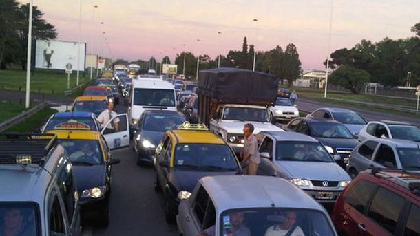 Caos en la AU Richieri por reclamos de vecinos que están sin luz