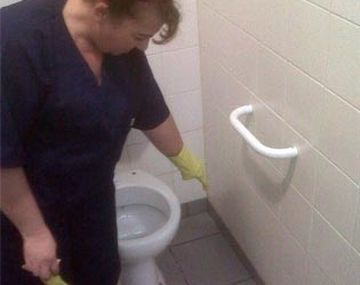 Abandonan a un bebé con síndrome de Down en un baño