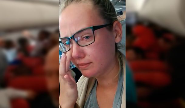 Una joven impidió el despegue de un avión para frenar la deportación de un refugiado