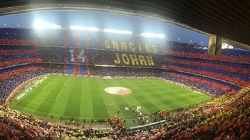 siempre en la memoria: el emotivo homenaje del barcelona a johan cruyff siempre en la memoria: el emotivo homenaje del barcelona a johan cruyff