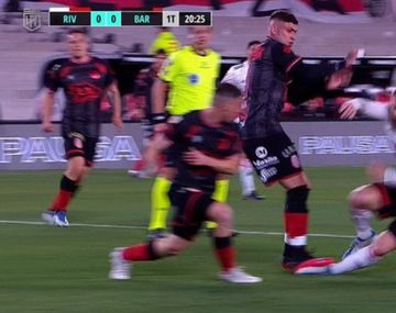 Polémica: pisotón a Lucas Beltrán y el VAR no lo advirtió