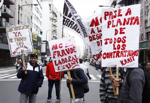 Empleados de Kraft cortaron Corrientes y Callao por una hora