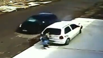 una mujer y su nieto son atropellados por un auto que se salio de control una mujer y su nieto son atropellados por un auto que se salio de control