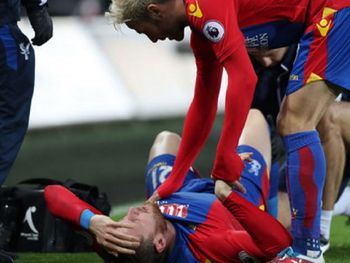 Wickham se retiró en camilla del estadio