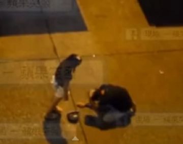 Se arrodilla para pedirle perdón y su novia lo patea