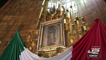 La imagen de la Virgen de Guadalupe que apareció impresa en la manta, se conserva en su basílica en la Ciudad de México. La imagen de la Virgen de Guadalupe que apareció impresa en la manta, se conserva en su basílica en la Ciudad de México.