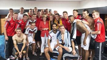angela merkel, una hincha mas en bahia angela merkel, una hincha mas en bahia