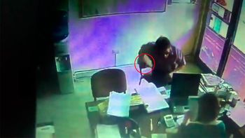 video: vestido como cartero, robo en una aseguradora y quiso violar a una mujer video: vestido como cartero, robo en una aseguradora y quiso violar a una mujer