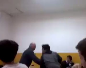 Furia entre un profesor y un alumno