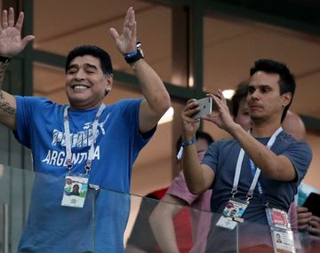 Maradona saludando como Perón