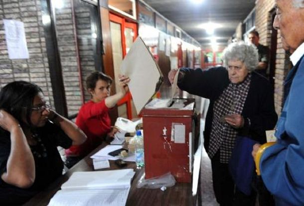 Uruguay recibe aluvión de votantes de la Argentina para la elección presidencial