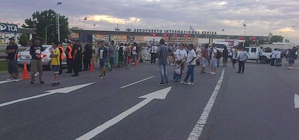 Sigue complicado el acceso a Ezeiza por una protesta de vigiladores