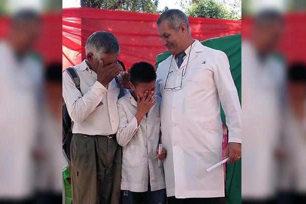 Efraín y su abuelo se emocionaron hace un año al recibir el diploma de honor.