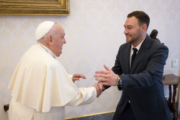 El presidente de un club complicado tuvo un encuentro con el papa Francisco: en las manos de Dios