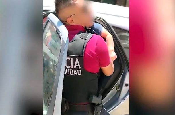 El dramático video del policía de la Ciudad que rescató a un nene encerrado en un auto por su padre