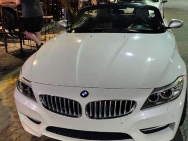 Mendoza: un concejal libertario manejaba borracho un BMW descapotable con una copa de vino en una mano