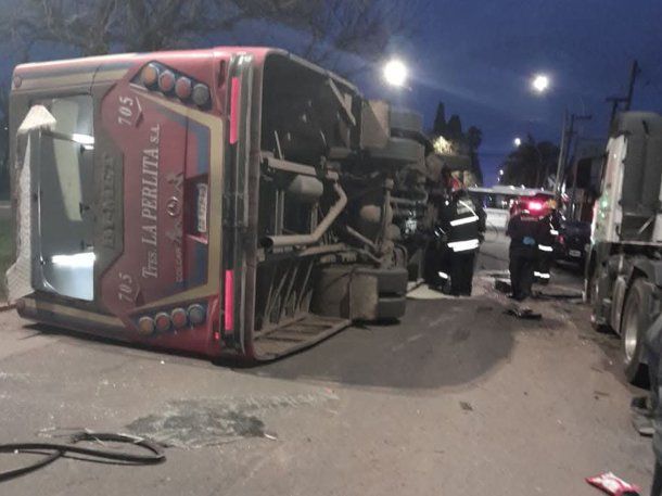 Impactante choque entre un camión y un colectivo en General Rodríguez: al menos 10 heridos