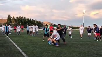 a las pinas: asi fue la batalla campal en la final de un torneo de reserva en comodoro rivadavia a las pinas: asi fue la batalla campal en la final de un torneo de reserva en comodoro rivadavia