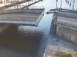 trato de saltar un puente con el auto pero termino en el agua trato de saltar un puente con el auto pero termino en el agua