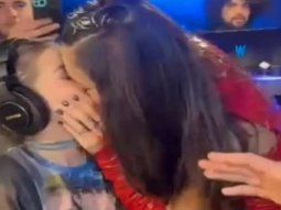 El beso de Juli Castro a Coti Romero en el streaming de Bailando 2023