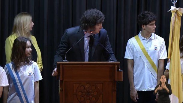 Momento dramático en el acto de Javier Milei en un colegio: se desmayó una alumna