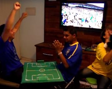 Mirá como un hombre le relata los partidos del Mundial a su amigo ciego y sordo