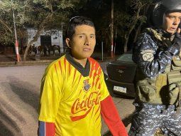 Un hincha de Barcelona tiró una bengala a la tribuna de Estudiantes