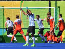 los leones sufrieron, lucharon y lograron un empate clave ante holanda los leones sufrieron, lucharon y lograron un empate clave ante holanda