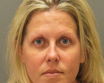 Denuncian a maestra por tener sexo con cinco menores