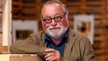 Fernando Savater nació en 1947, en San Sebastián, y es un filósofo, ensayista y narrador español. Fernando Savater nació en 1947, en San Sebastián, y es un filósofo, ensayista y narrador español.