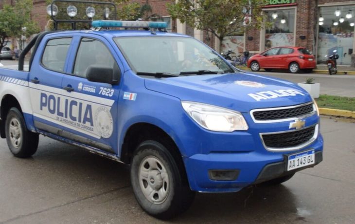 Borracho quiso evitar un control y le arrancó con los dientes un dedo a un policía