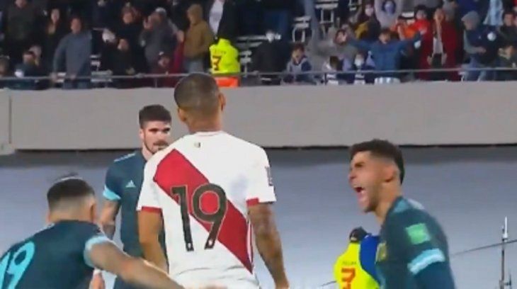 La coordinación de Otamendi y Cuti Romero para burlarse de Yotún por errar el penal