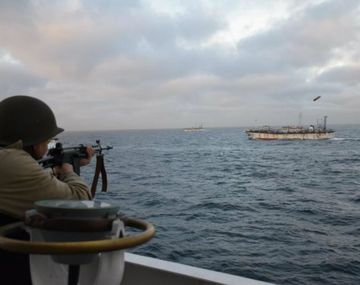Prefectura persiguió al buque pesquero chino y detuvo su actividad en mar argentino
