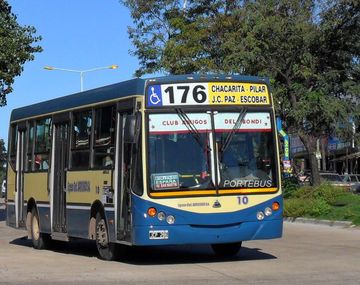 Un chofer encontró una mochila en el colectivo y se la devolvió a su dueña 