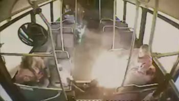 El cigarrillo explotó en el bus El cigarrillo explotó en el bus