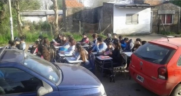 Se desbordó el pozo séptico de una escuela en Moreno y los alumnos tuvieron clase en la calle