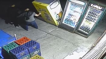 video: se quiso robar una cerveza y se le cayo la heladera encima video: se quiso robar una cerveza y se le cayo la heladera encima