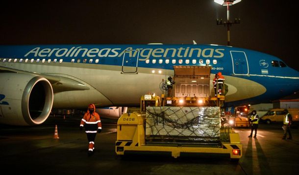 Coronavirus: así fue la carga de la vacuna Sputnik V al avión de Aerolíneas que hará el traslado