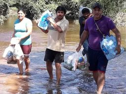 El concejal Makar entregando parte de la ayuda. (El Tribuno)