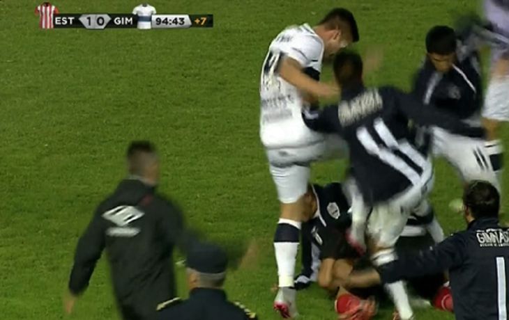 Escándalo en el clásico de La Plata: suspendido tras una batalla campal