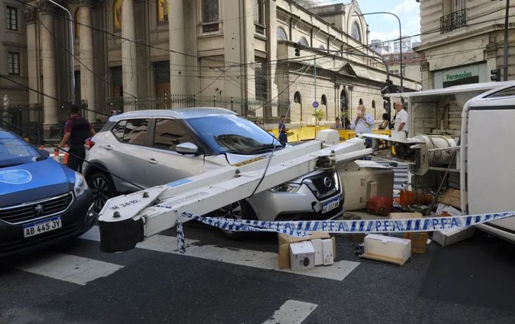 Una grúa volcó sobre un auto y de milagro una mujer resultó ilesa