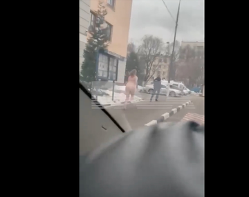 Viral curioso en medio de la guerra: mujer desnuda corre a policía ruso en Moscú