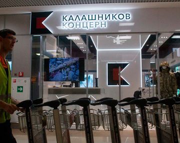 Kaláshnikov abrió su tienda de souvenires en un aeropuerto de Moscú