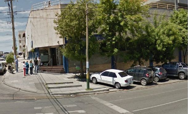 #DíaDeFuria en el banco: amenazó a la cajera, al gerente y le pegó a un policía