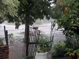 Buscan a un joven que fue arrastrado por el agua durante una tormenta en Tucumán