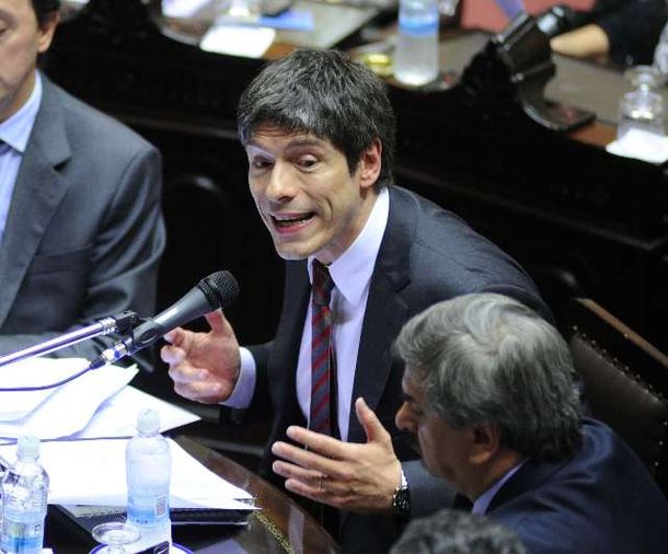 Abal Medina contra Macri por la luz: Es un nene caprichoso