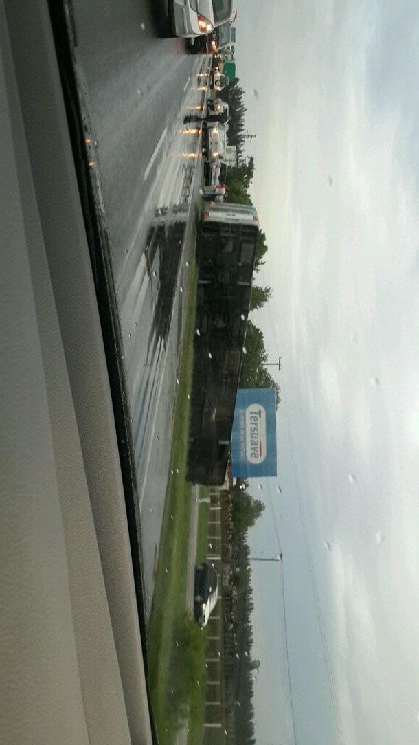 Ocho heridos al volcar un micro con chicos en San Pedro