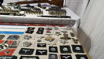 Varios de los elementos nazis incautados en una casa de Gerli&nbsp;