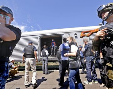 Los cuerpos del avión malasio quedaron al resguardo de expertos internacionales